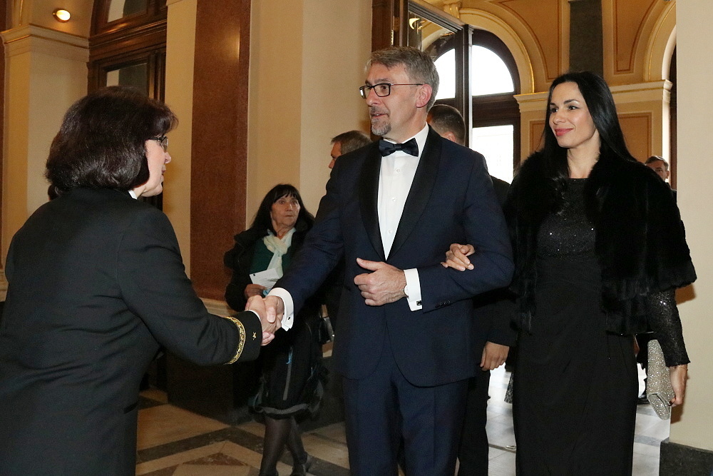 Ministr obrany Lubomír Metnar přichází na slavnostní koncert Ústřední hudby Armády ČR ke Dni vítězství do Rudolfina. Vítá ho brigádní generálka Lenka Šmerdová
