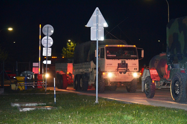 Konvoj dorazil do vojenského autoparku ve večerních hodinách