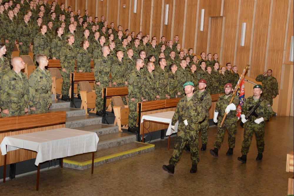  Příchod bojového praporu VeV-VA v úvodu ceremoniálu