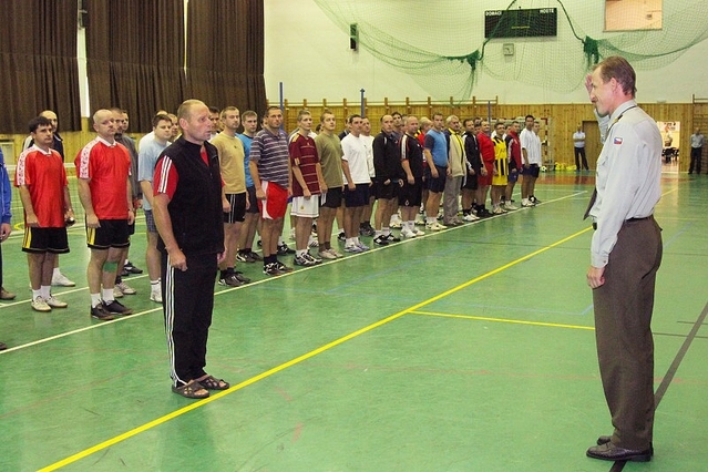 Turnaj zahájil podplukovník Miroslav Jebavý z oddělení záchranné a výsadkové služby a tělesné výchovy sekce rozvoje druhů sil