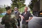  Předání materiálu v utečeneckém táboře zaměstnanci NGO ADRA 