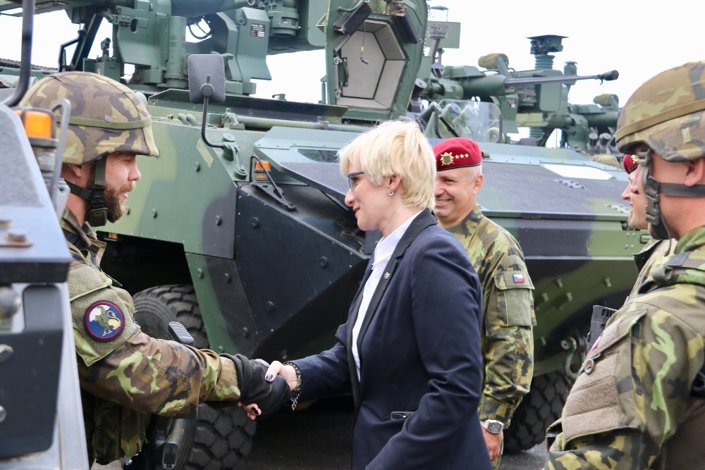 Ministryně obrany se zdraví s řidičem kolového bojového vozidla Pandur