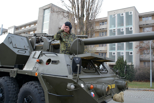 Brig. gen. Ján Kožiak zakončil svoji kariéru jako bývalý dělostřelec odjezdem na samohybné kanonové houfnici DANA