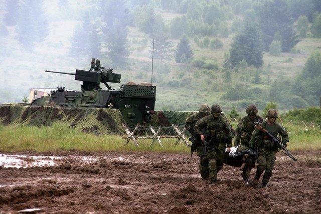 Odnášení raněného vojáka