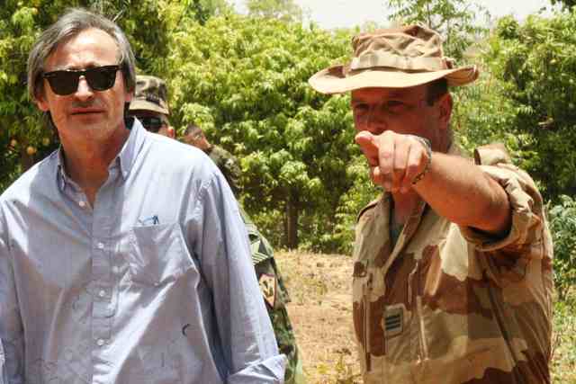 Francouzský důstojník seznamuje ministra obrany se situací