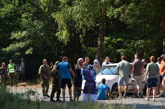  Kolona vozidel českých vojáků musela řešit také potyčky mezi místními a hněv se obrátil rázem proti