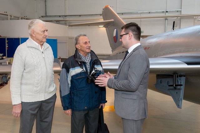  Ředitel VTÚ, s. p. s bývalými piloty MiG-15bis