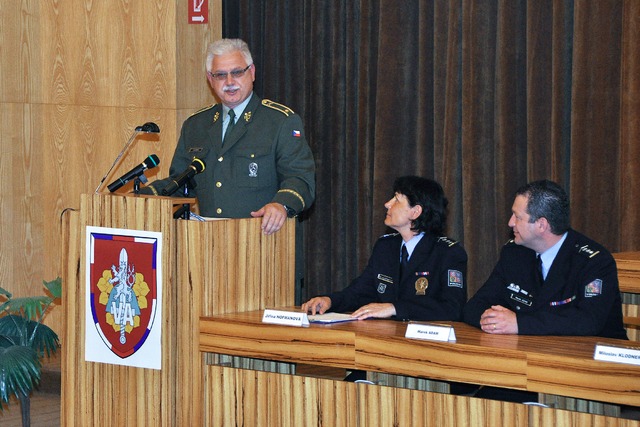  K policejním nováčkům hovořili velitel VeV-VA a velitelka kurzu po jeho boku plk. Hoffmanová