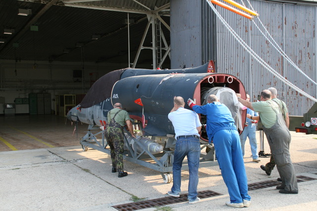  Vykládka jednotlivých částí letounu L-159T1 