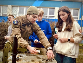 Že rozdělat oheň bez sirek není lžádná legrace, zjistili kluci i holky na obou školách záhy