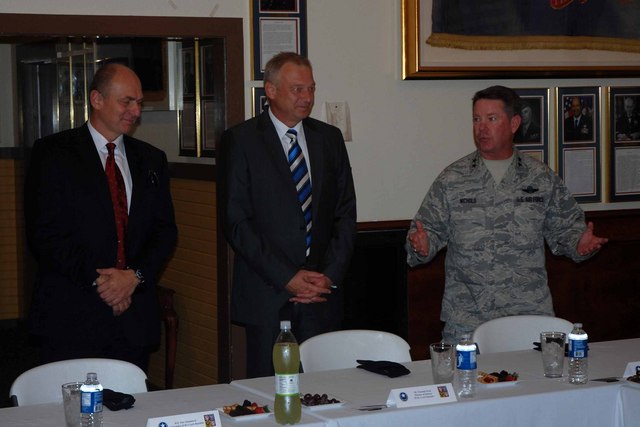 před jednáním zleva P. Gandalovič, V. Picek, J. Nichols