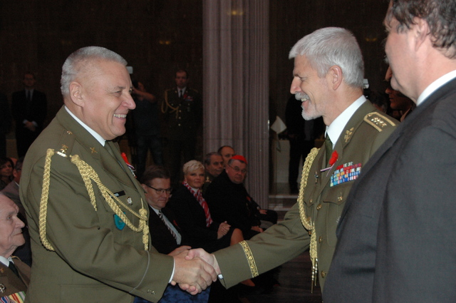 Armádní generál Petr Pavel gratuluje podplukovníku v.v. Pavlu Skácelovi, který byl jmenován do hodnosti plukovníka v.v.