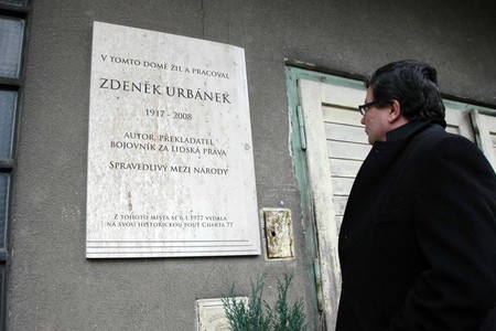 Ministr obrany u pamětní desky Zdeňku Urbánkovi na vile v pražských Střešovicích
