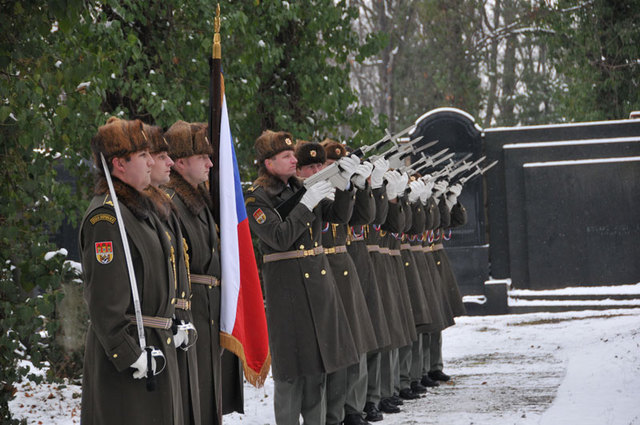 Závěr pohřebního obřadu patřil Čestné jednotce AČR, která třemi salvami vzdala čest zesnulé