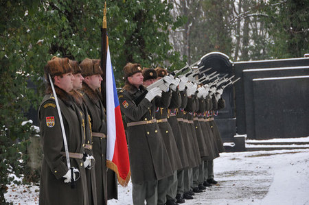 Závěr pohřebního obřadu patřil Čestné jednotce AČR, která třemi salvami vzdala čest zesnulé
