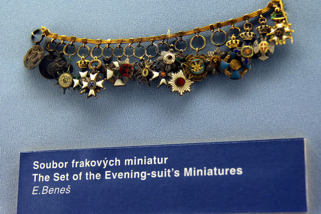 Soubor miniatur určených k nošení na fraku, E. Beneš