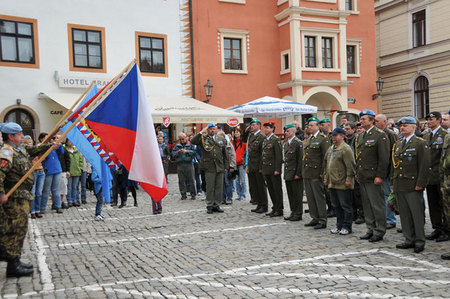 Ze slavnostního nástupu Modrých baretů v Českém Krumlově