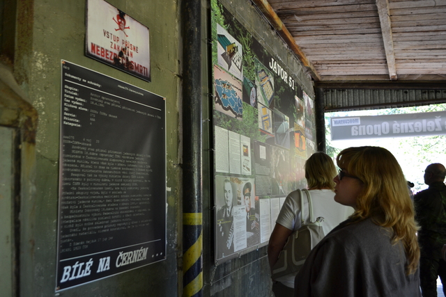 S historií bunkru se mohou návštěvníci seznámit ještě před vchodem