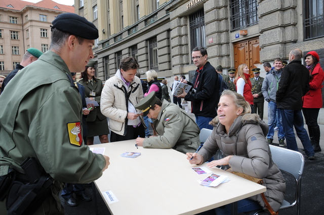 Proběhla i autogramiáda - podepisuje tenistka Andrea Hlaváčková a pětibojař David Svoboda