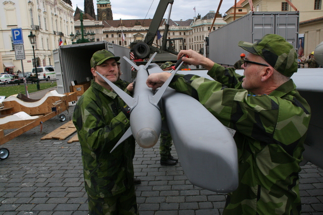 Příslušníci švédské armády začali Gripen rozebírat kousek po kousku