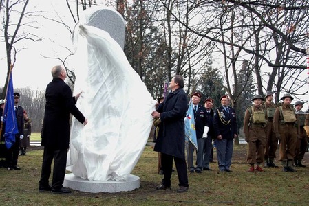 V Suchdole odhalili pomník Rudolfovi Pernickému, hrdinovi 2. světové války