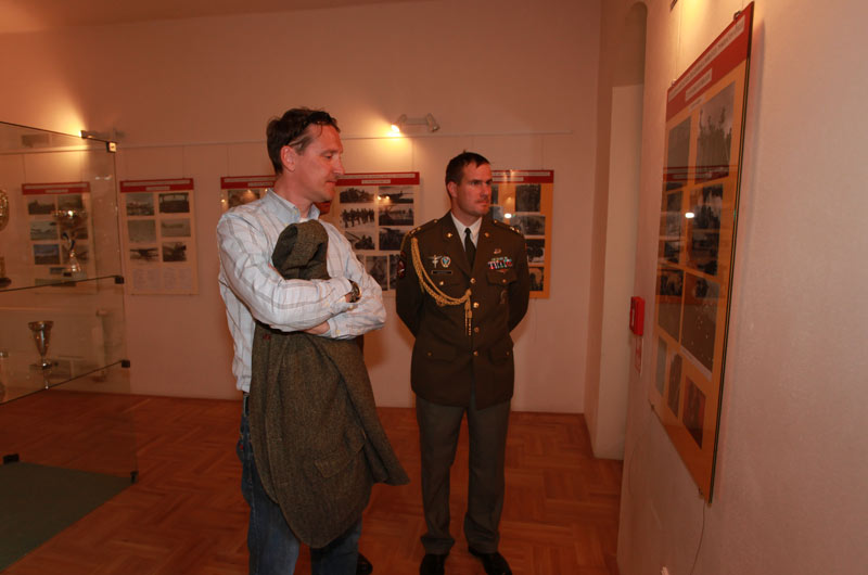 H.Slavík a velitel 601. skupiny speciálních sil na výstavě v prostějovské galerii Špalíček (1)
