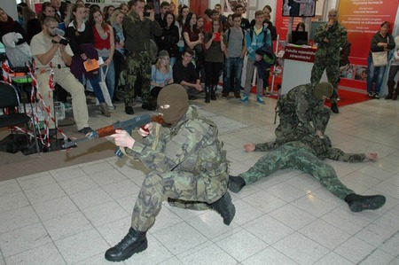 Univerzita obrany se prezentuje na veletrhu Gaudeamus 2014