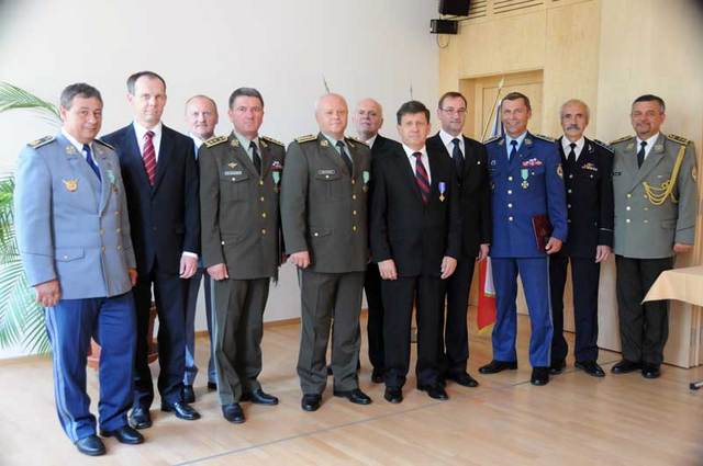 Společné foto účastníků slavnostního předání vyznamenání na českém velvyslanectví v Bratislavě