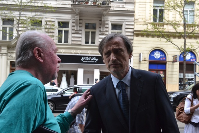 Ministr obrany Martin Stropnický v diskusi s návštěvníkem pietního aktu