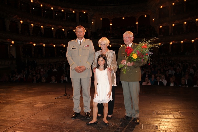  Společná fotografie přímo během udělování cen Ď.