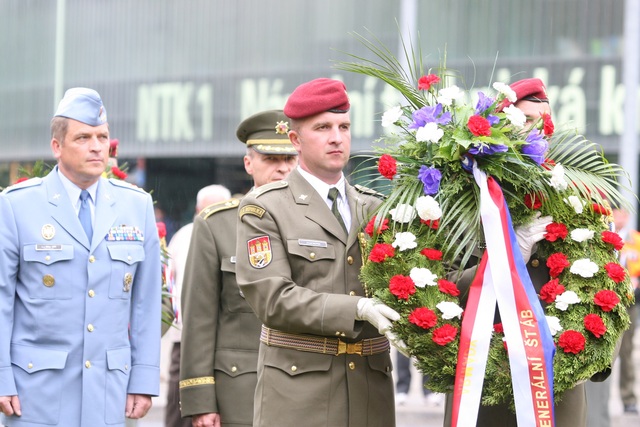 U pomníku československých válečných parašutistů v Technické ulici v Praze 6 uctili památku ředitel sekce rozvoje a plánování MO brigádní generál Pavel Adam a velitel Posádkového velitelství Praha plukovník gšt. Milan Virt