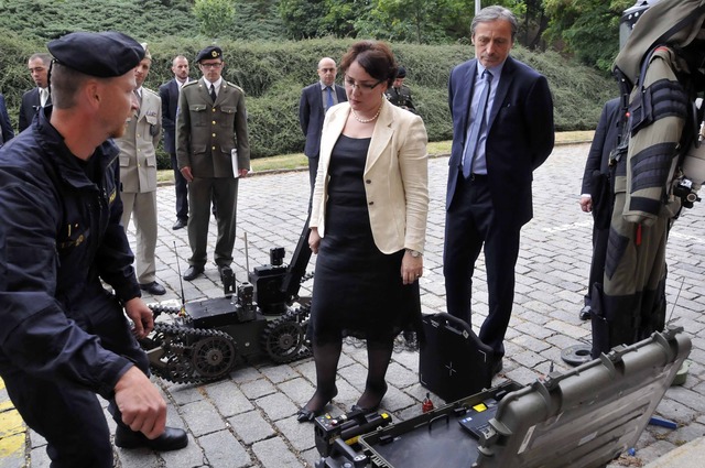 Vojenští policisté předvedli ministryni obrany Gruzie techniku, kterou používají jejich pyrotechnici 2