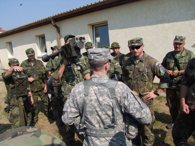  Velitel jednotky kapitán Rabiňák diskutuje s americkými kolegy