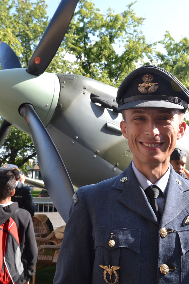 Člen Czech Spitfire Clubu Josef Vochyan s maketou letounu Supermarine Spitfire Mk.IX v měřítku 1:1, který se stal hlavním magnetem zahájení výstavy