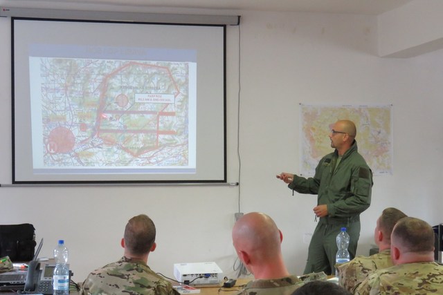 Pilot vrtulníku, major Jan Vanický, ukazuje americkým kolegům prostory cvičení