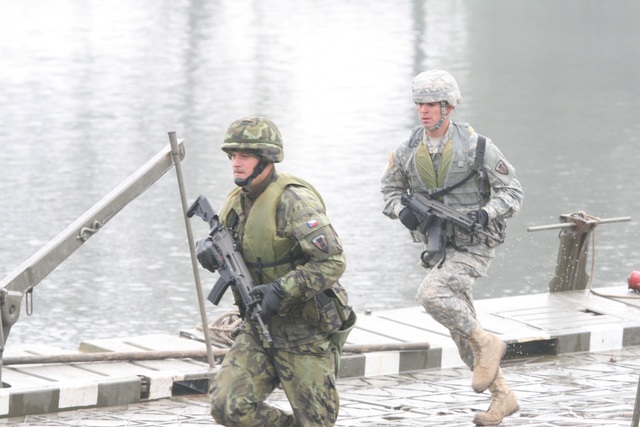 Jeden z příslušníků Národní gardy z amerického Texasu (vpravo)