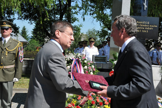 Náměstek František Padělek (vlevo) předává starostovi Josefu Minářovi vyznamenání pro obec Nový Malín