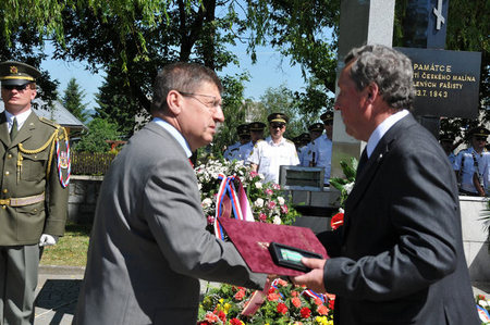 Náměstek František Padělek (vlevo) předává starostovi Josefu Minářovi vyznamenání pro obec Nový Malín