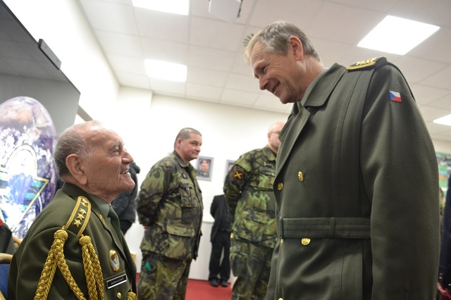 S generálem Jaroslavem Klemešem se pozdravil generál Jiří Šedivý, bývalý náčelník GŠ AČR a také jeden z bývalých velitelů 4. brn