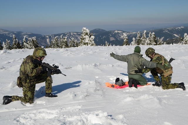Záchranný tým provádí identifikaci a kontrolu zachraňovaného pilota