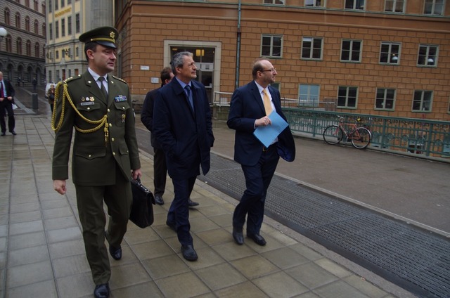 Česká delegace před budouvou Parlamentu Švédského království