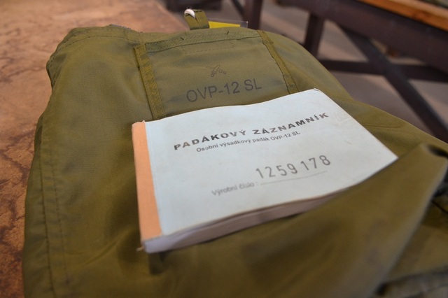 O každém padáku jsou vedeny detailní záznamy o provedení seskoků