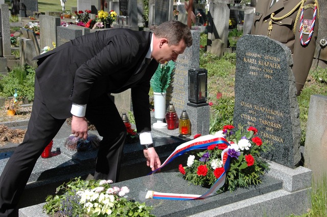 Petr Vančura pokládá věnec na hrob generála Karla Klapálka