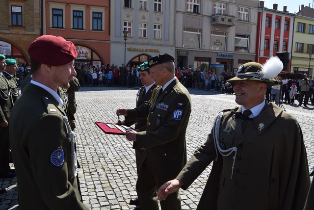 Předávání medailí Za službu v zahraničí příslušníkům 5. strážní roty BAF  