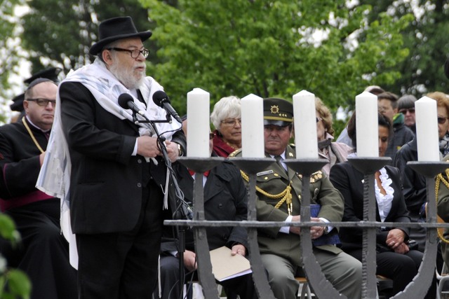 Součástí tryzny byly také dvě modlitby symbolizující spojení dvou světů – židovského a křesťanského. Přednesli je probošt litoměřické katedrální kapituly Jiří Hladík a vrchní zemský rabín Karol Sidon. 