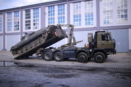 Nakládka BVP-2 na T-815 Multilift