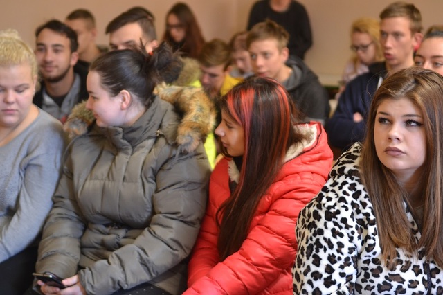 Studentek bylo tentokrát více než chlapců. Ale i ty se zajímaly o službu v armádě.