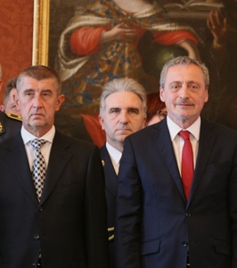 Slavnostního aktu se na Pražském hradě zúčastnil ministr obrany Martin Stropnický (vpravo)