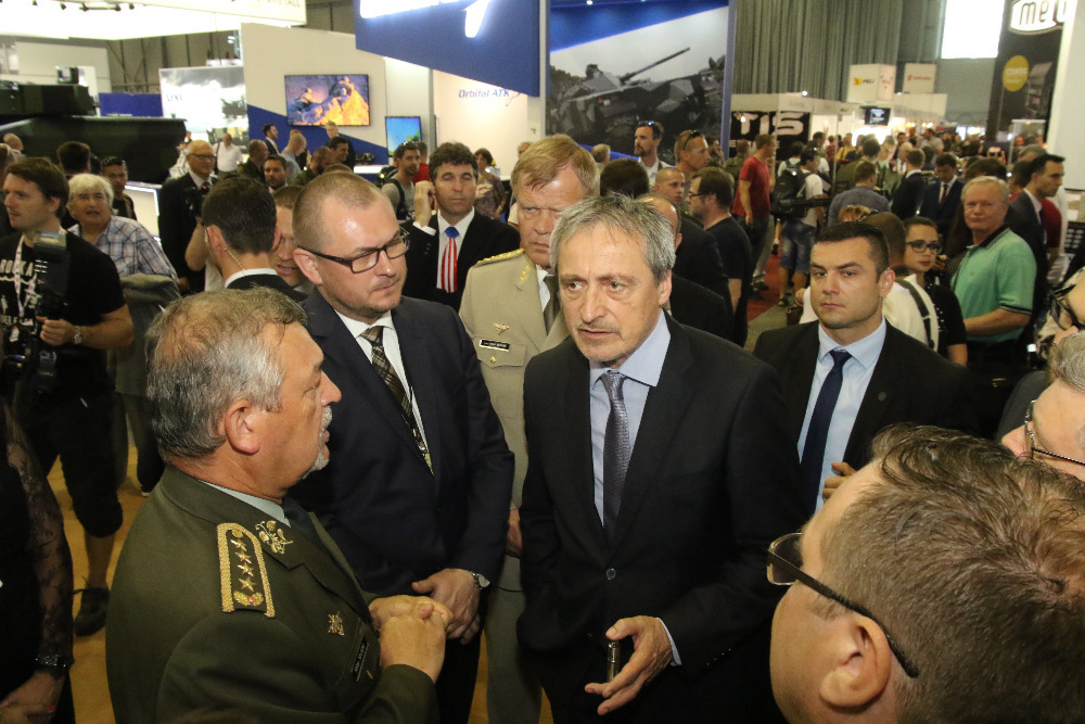 Martin Stropnický při návštěvě stánku slovenského ministerstva obrany