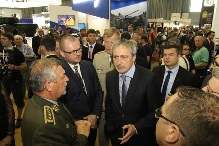 Martin Stropnický při návštěvě stánku slovenského ministerstva obrany
